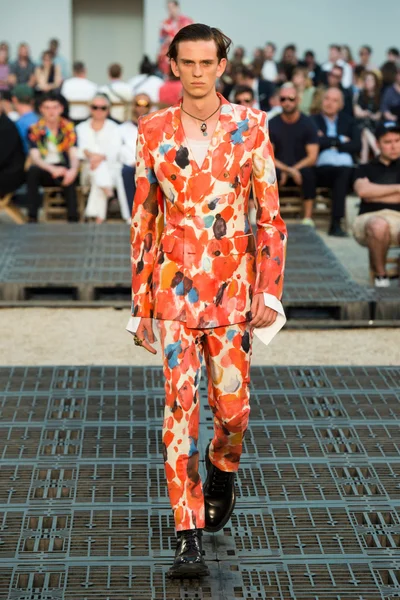 Look 25